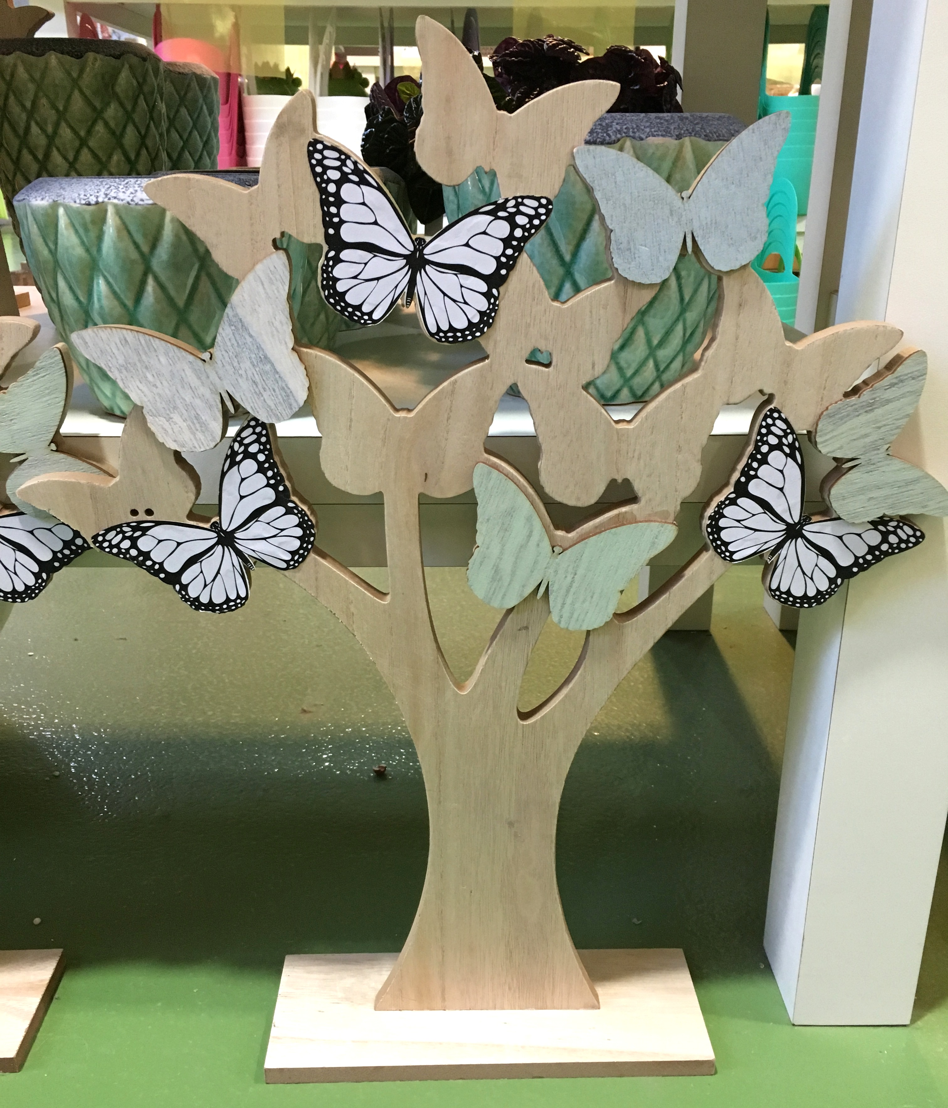 Dřevěný strom s motýly